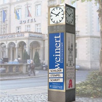 Uhrwürfel mit Marmor-Applikationen und großer Werbefläche